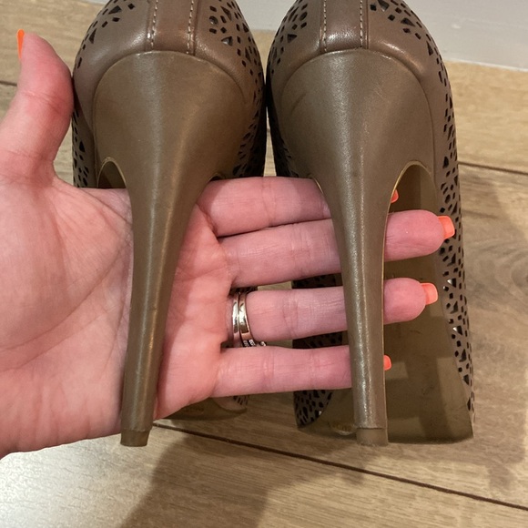 BCBG Pumps Nude with silver. - Picture 4 of 4